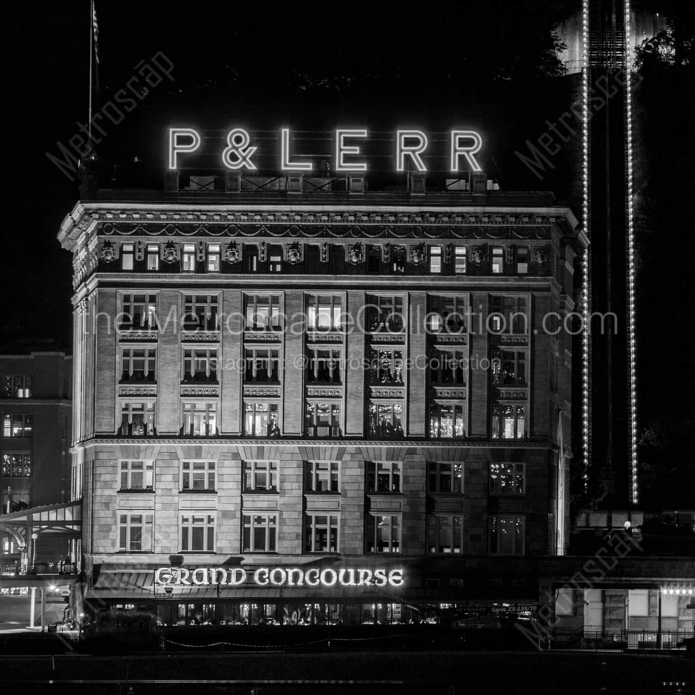plerr building at night Black & White Office Art