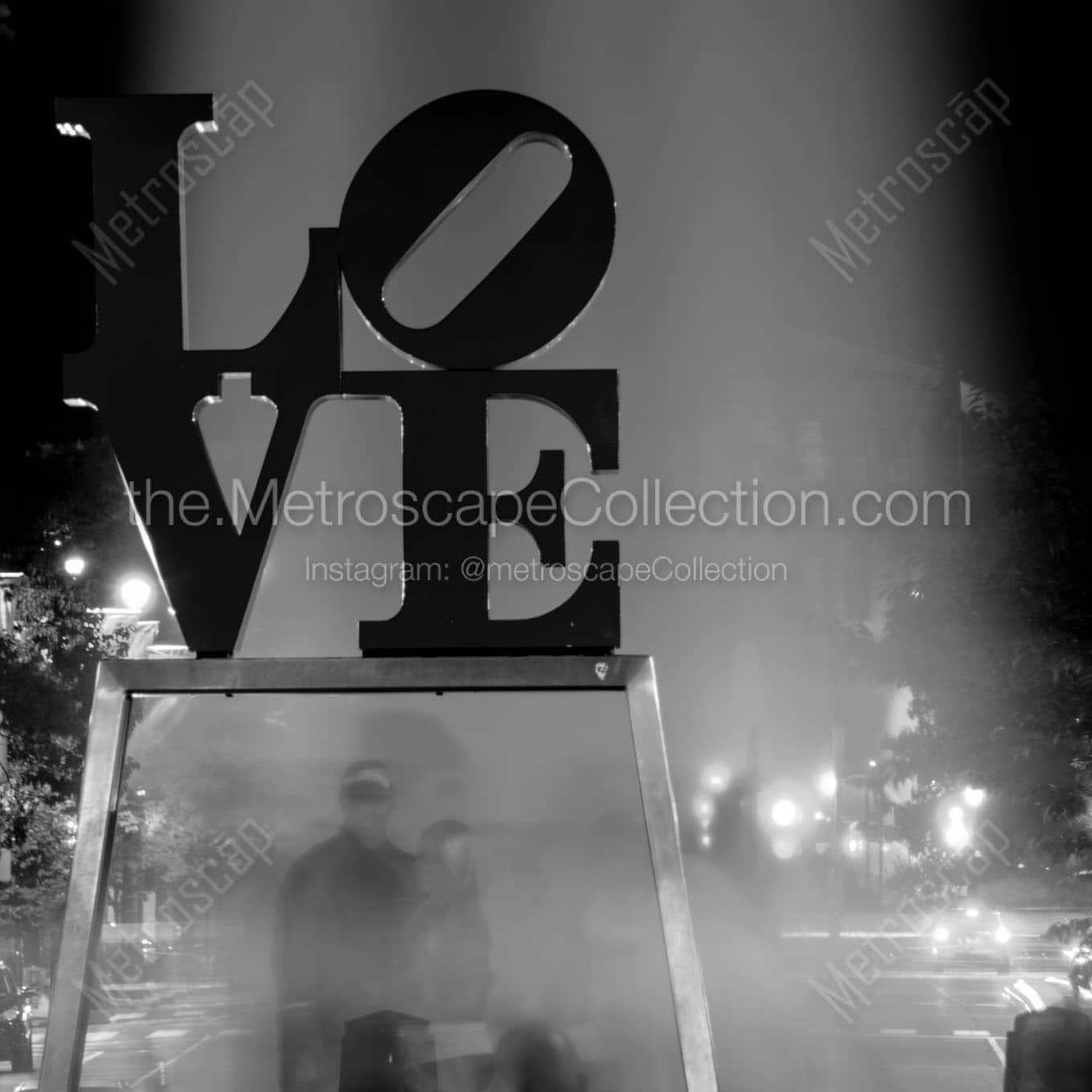 couples pose under love sculpture Black & White Office Art