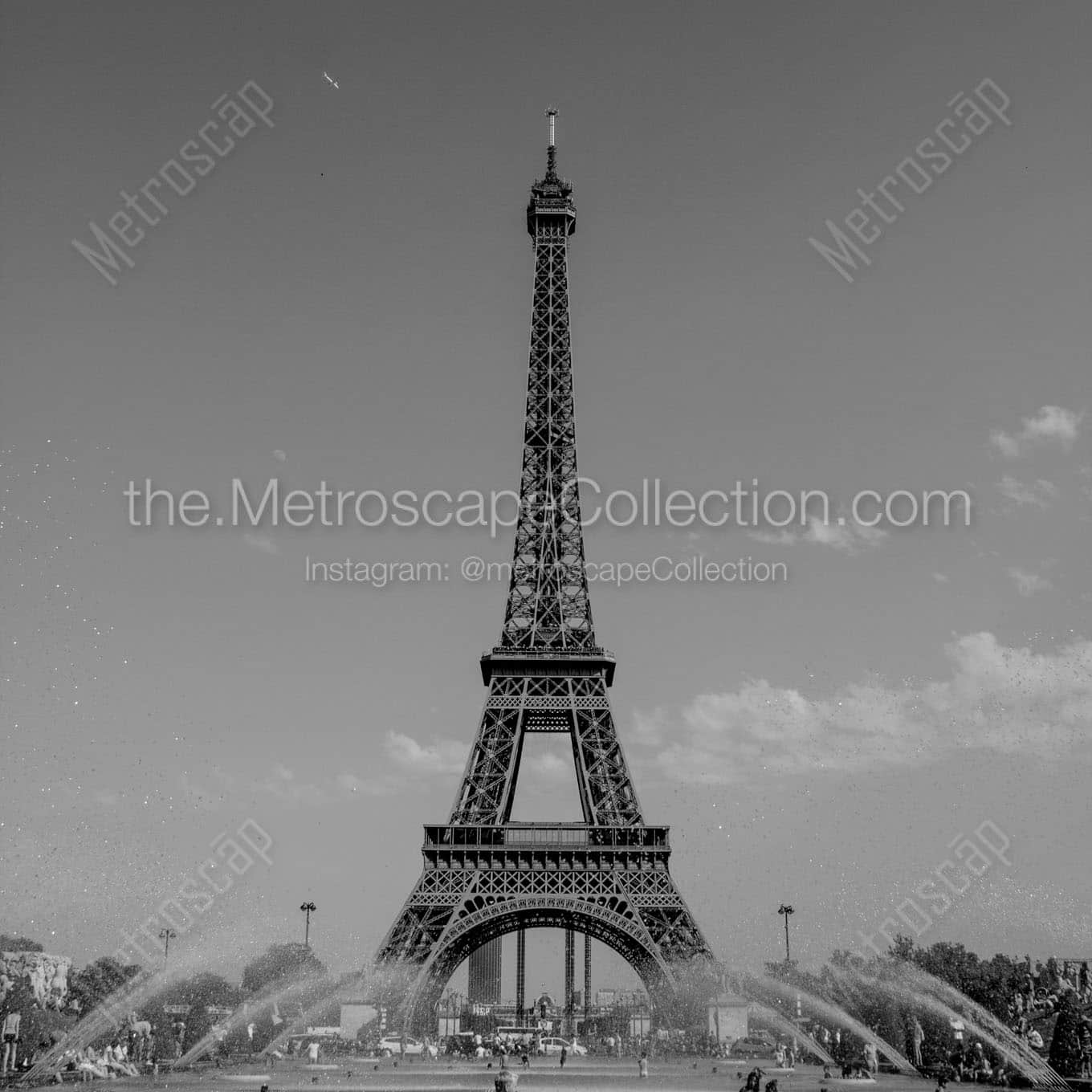 eiffel tower from fountains in trocadero gardens Black & White Office Art