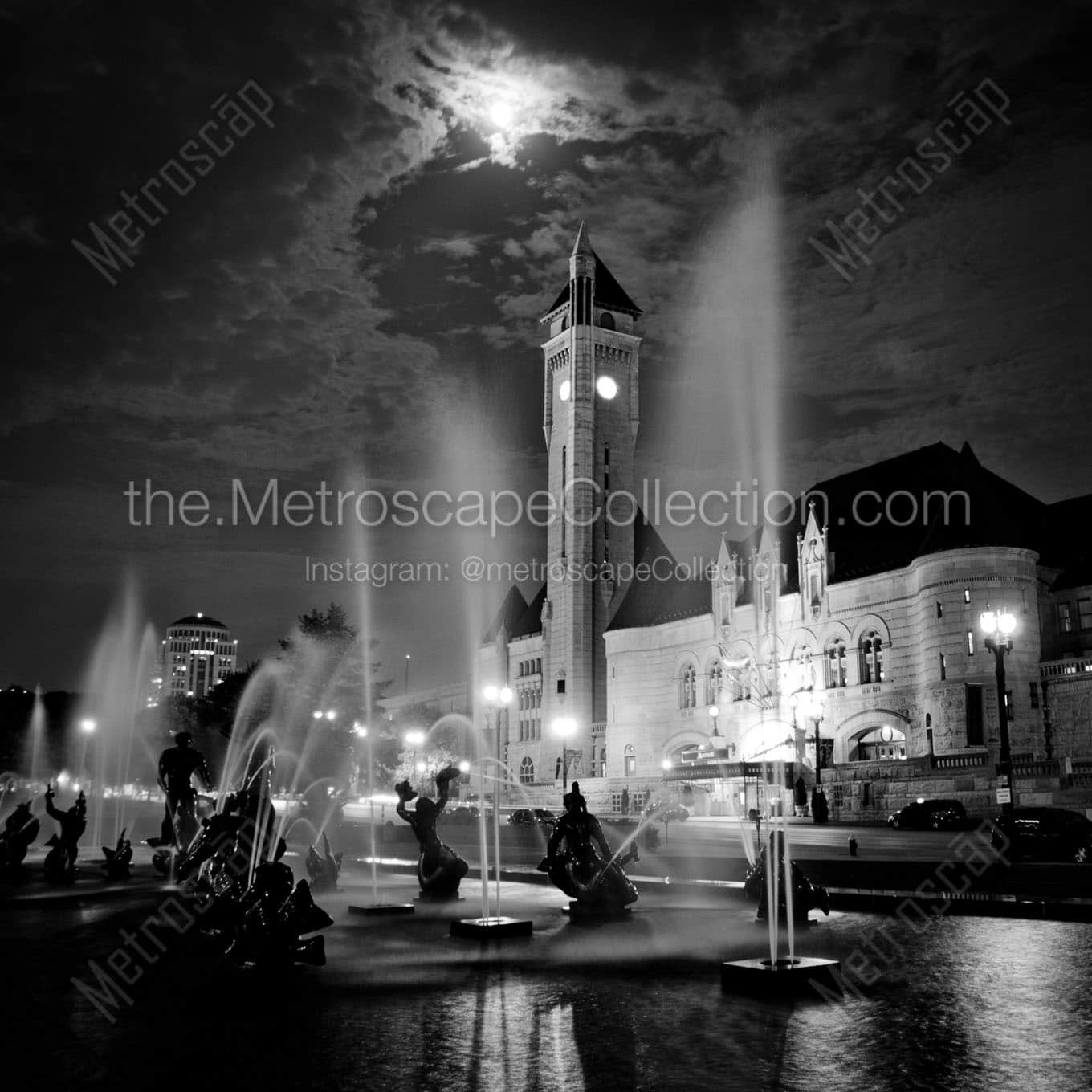 fountain aloe plaza union station at night Black & White Office Art